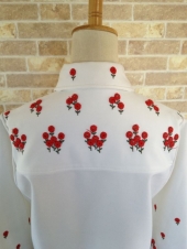 赤いお花の刺繍シャツ